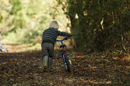 男孩推自行车图片