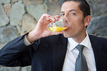 商人喝橙汁图片