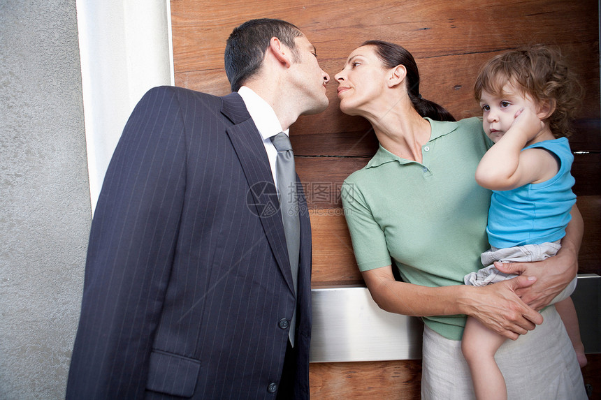 丈夫上班前亲吻妻子图片