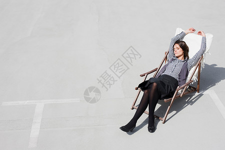 坐在躺椅上放松的女人阳光高清图片素材