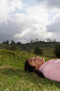 女孩躺在草地上看着天空图片
