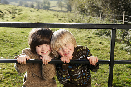 两个小男孩在农村门口图片