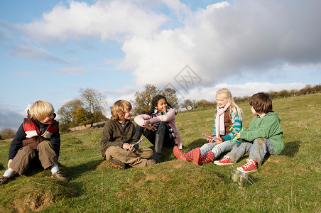 坐在山上的一群孩子高清图片