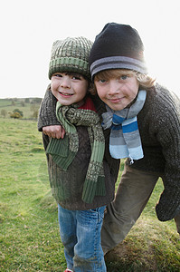 两个男孩在乡下的山上图片