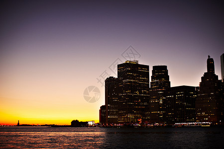 纽约的建筑物在晚上亮着图片