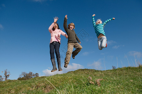 孩子们在山上跳跃女孩高清图片素材