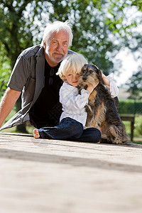 祖父和孙子带着狗两个人高清图片素材
