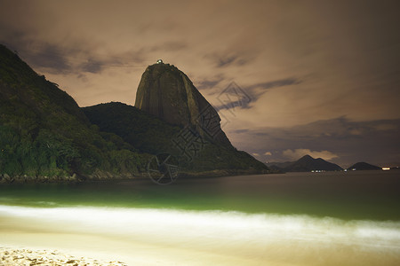 巴西里约热内卢，夜间海滩和糖面包山高清图片
