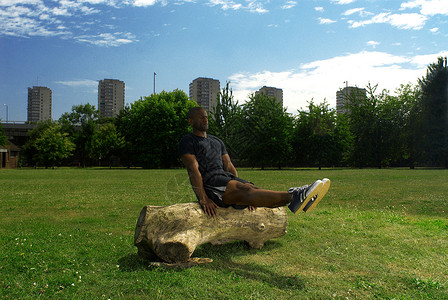 男子在公园里运动图片