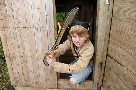 儿童仪仗队招生在树屋玩耍的男孩背景