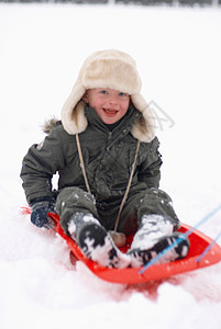雪橇上的男孩图片