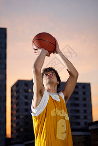 篮球运动员投篮高清图片