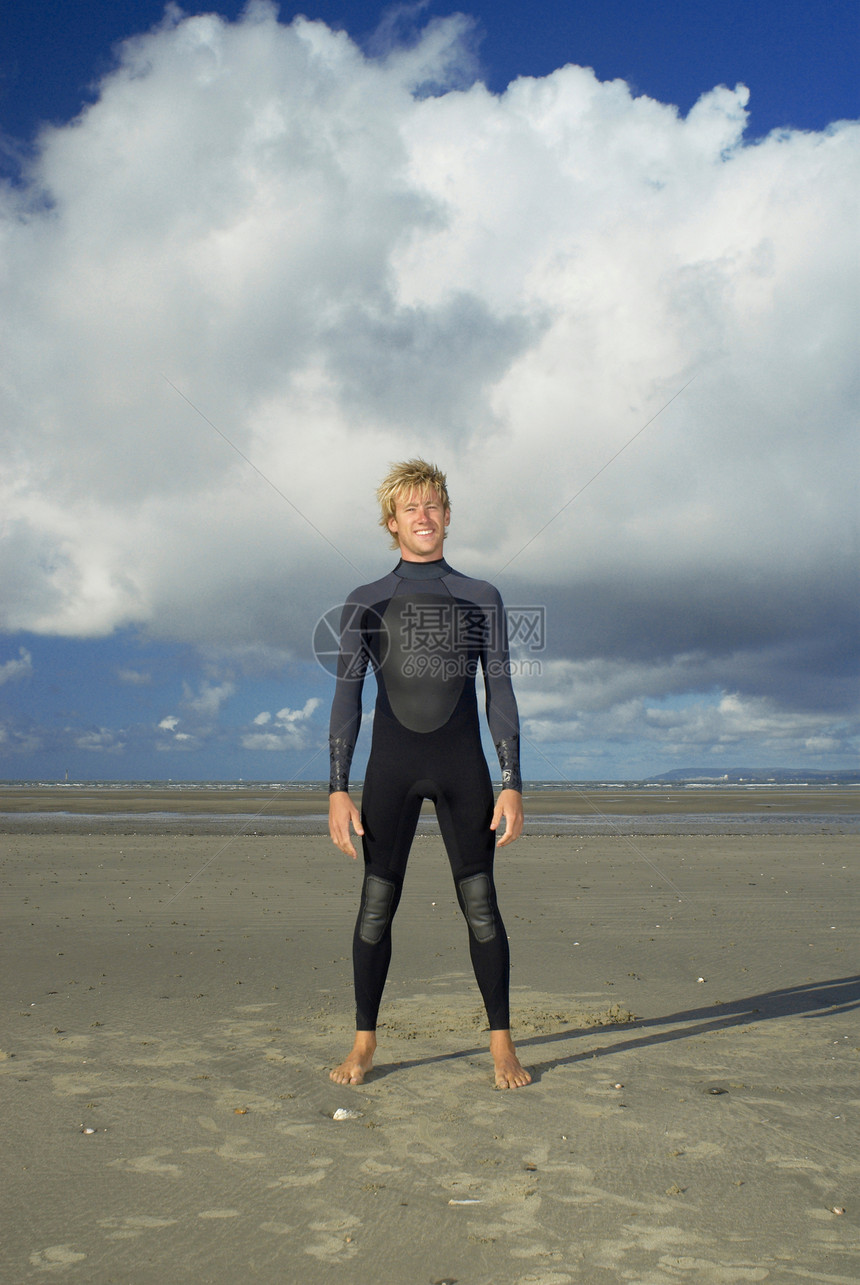冲浪运动员站在海滩上图片