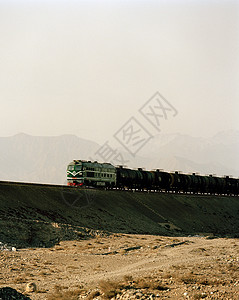 丝绸之路货运列车；中国甘肃酒泉敦煌背景图片