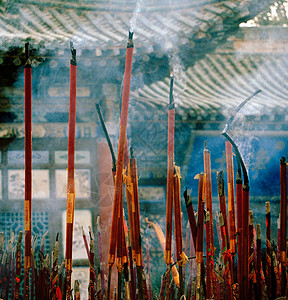 中国甘肃省酒泉敦煌市丝绸之路佛寺烧香高清图片