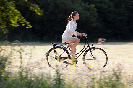 骑自行车穿越乡村的女人图片