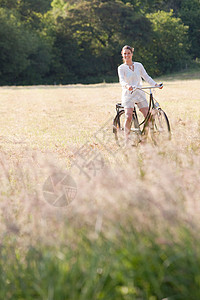 农村骑自行车的女人图片