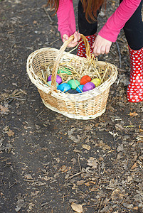 红色圆点彩蛋带着一篮复活节彩蛋的女孩背景