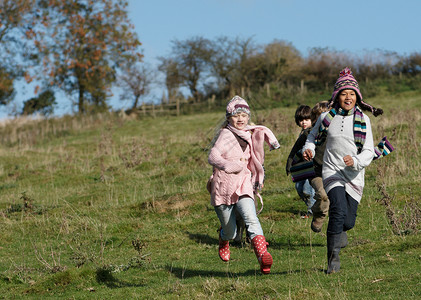 在农村跑步的孩子自由高清图片素材