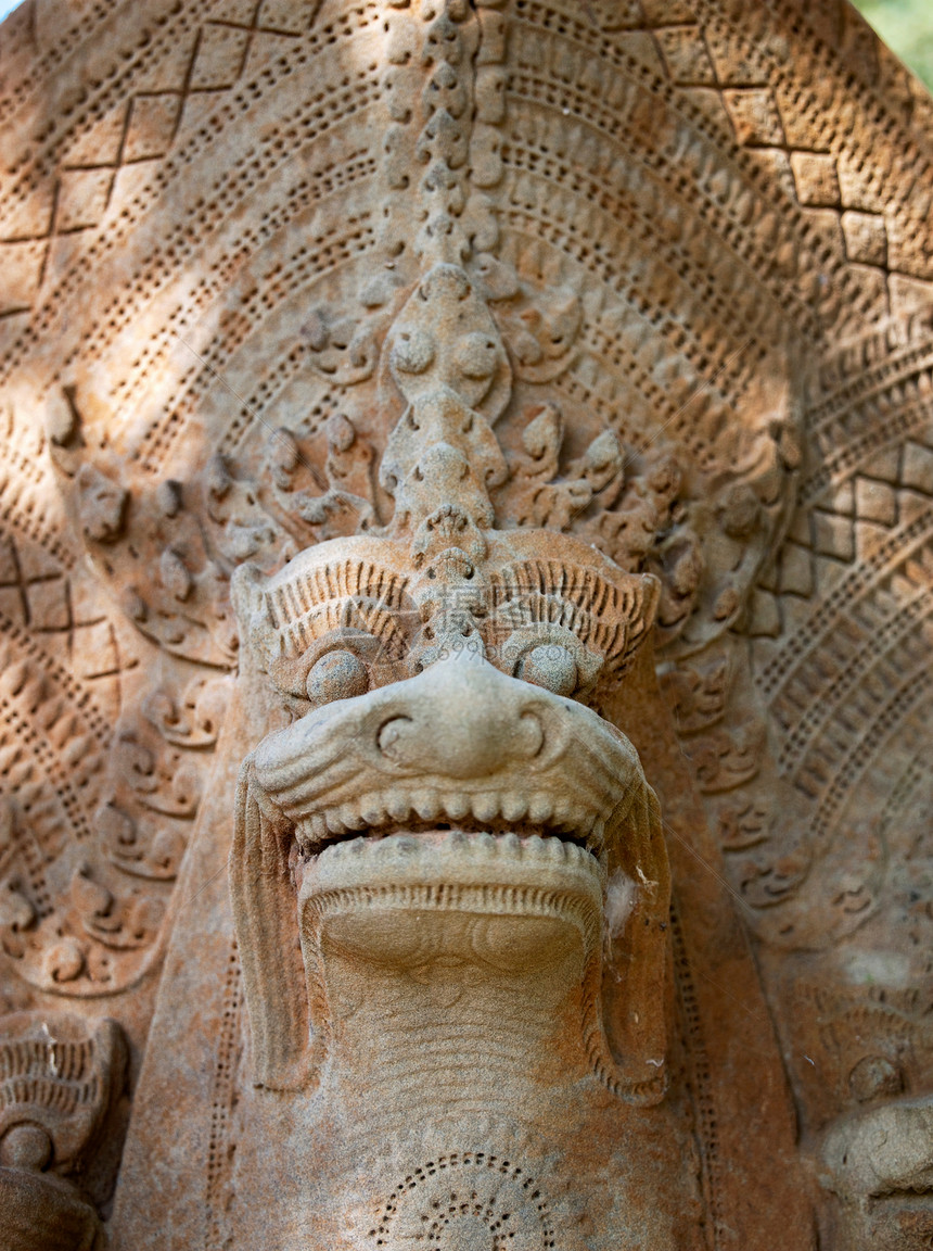 柬埔寨Beng Mealea古庙中的一尊龙雕像图片