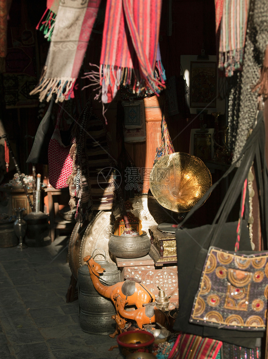 叙利亚大马士革旧城一个区内出售的金属制品和织物图片