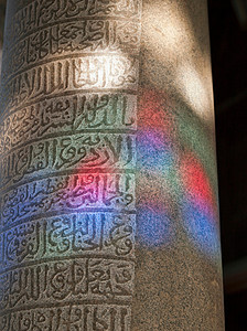 叙利亚清真寺的一根柱子上刻着阿拉伯文字图片