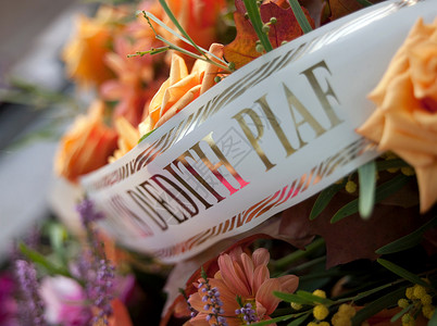 法国巴黎纪念伊迪丝·皮亚夫的花环背景图片