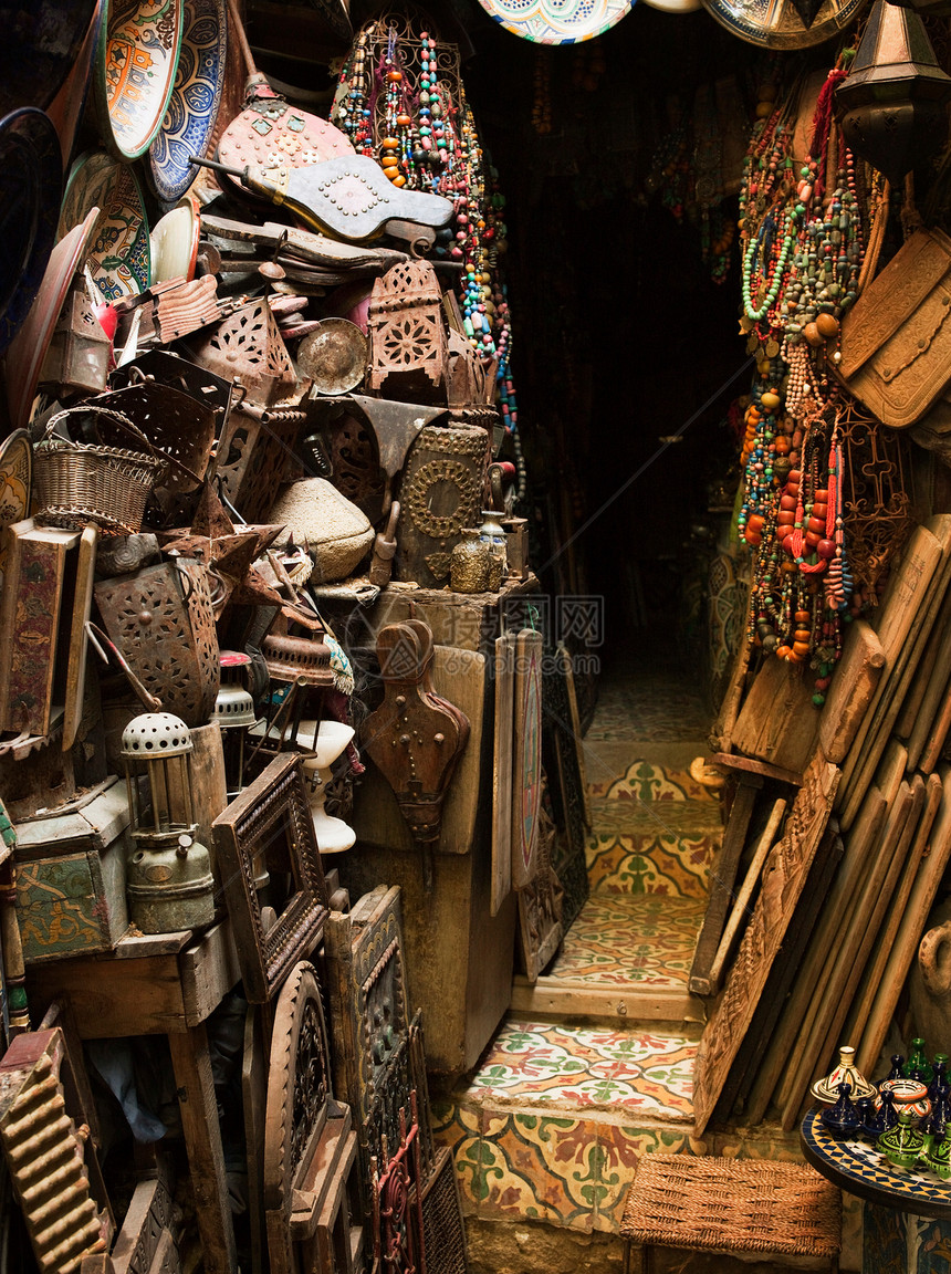 摩洛哥费斯麦地那一家卖旧家具古董的商店图片