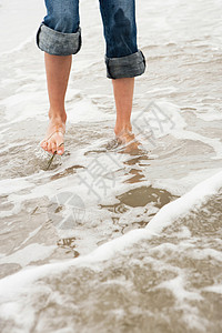 在海里玩水的女孩海滩高清图片素材
