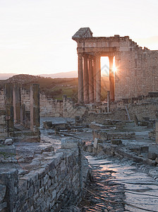 古罗马城市道格加寺庙废墟背景图片