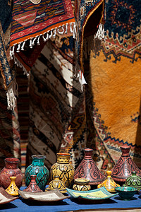 摩洛哥路边小摊上出售的装饰小锅图片