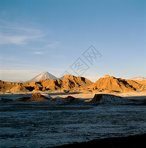智利圣佩德罗拉鲁纳山谷阿塔卡马沙漠中的山脉高清图片