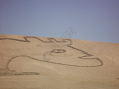 智利阿塔卡马沙漠山坡上的石雕高清图片