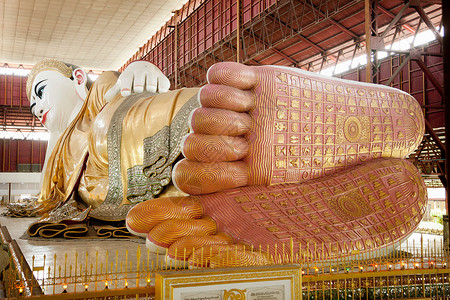 缅甸仰光乔克塔吉寺一尊巨大的卧佛背景图片