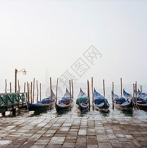 意大利威尼斯雾天停泊的平底船背景图片
