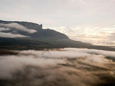 低云和薄雾笼罩着委内瑞拉罗里马山图片