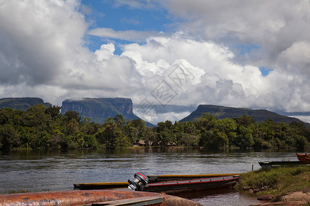 停泊在卡纳玛河上的独木舟图片