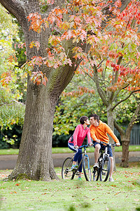 男人和女人在公园里骑自行车中年人高清图片素材