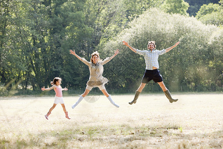 乡村田里的家庭跳跃图片
