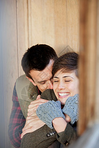 一对情侣在公园的小屋里搂抱夫妇高清图片素材
