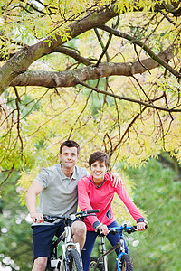 男人和女人在公园里骑自行车丈夫高清图片素材