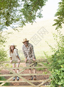男人和女人站在木栅栏上图片