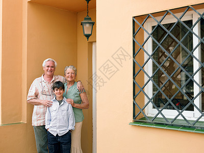 男孩和祖父母站在一起图片