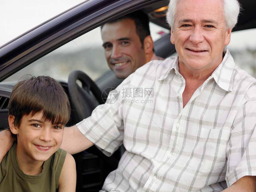男孩和父亲和祖父坐在车里图片