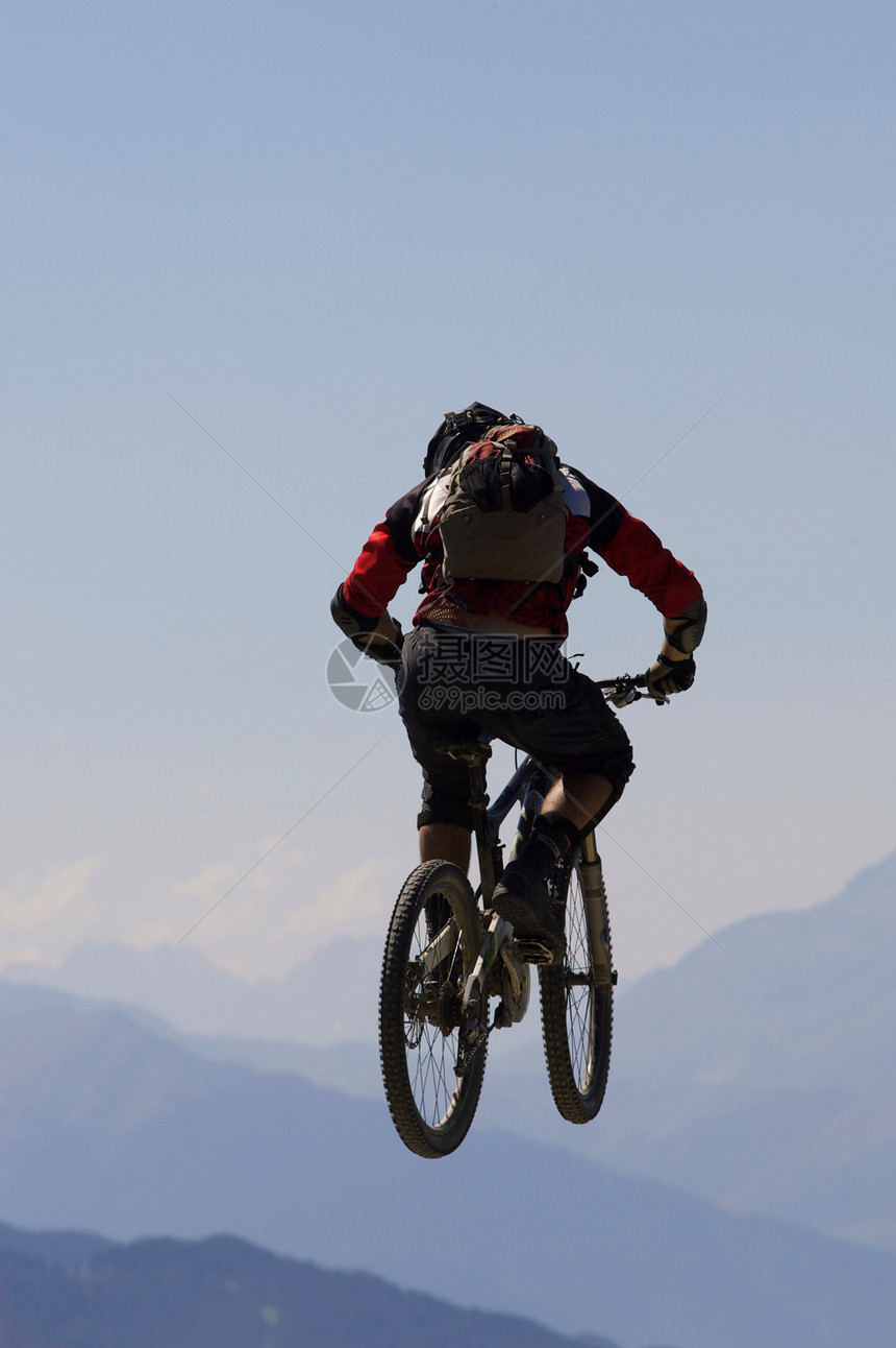 山地自行车手跳入空中图片