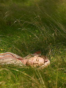 躺在草地上睡觉的女人图片