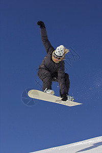 特技天空女滑雪运动员用抓手跳跃背景