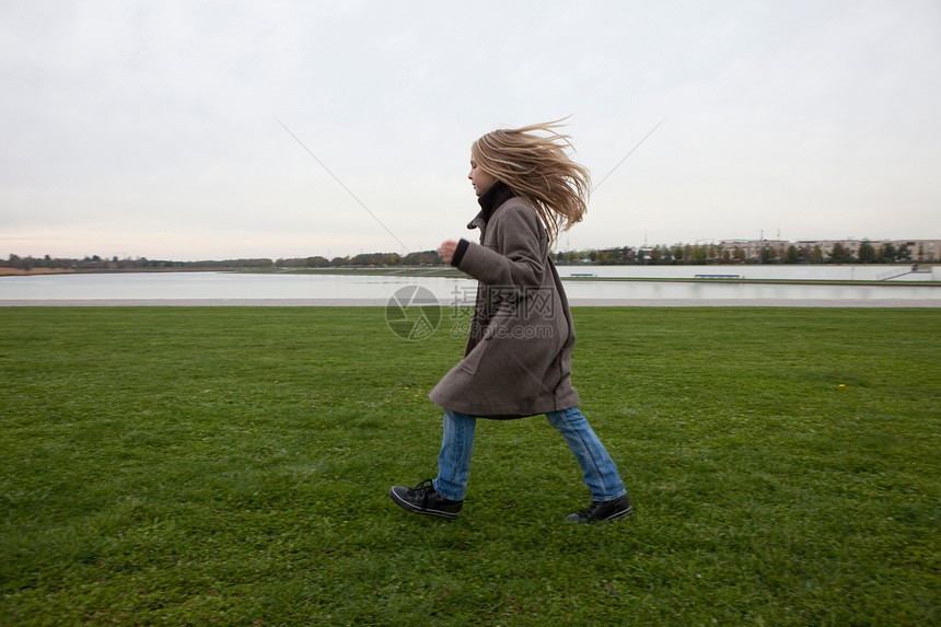 在公园跑步的女孩图片