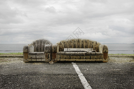 路边废弃的沙发背景图片