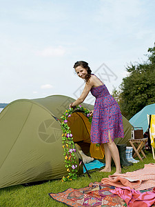用花装饰帐篷的女人图片